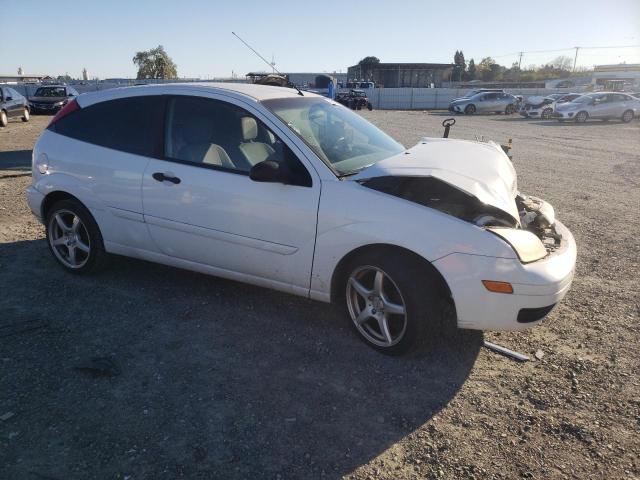 3FAFP31N95R141308 - 2005 FORD FOCUS ZX3 WHITE photo 4