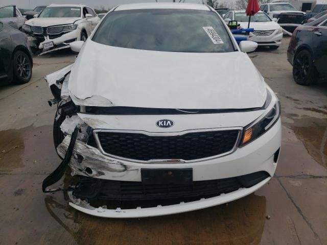 3KPFK4A7XJE229138 - 2018 KIA FORTE LX WHITE photo 5