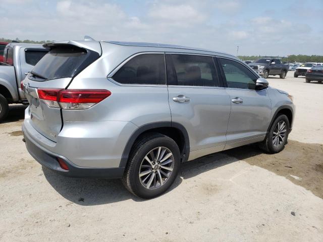 5TDKZRFH6HS511429 - 2017 TOYOTA HIGHLANDER SE SILVER photo 3