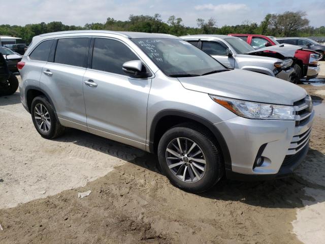 5TDKZRFH6HS511429 - 2017 TOYOTA HIGHLANDER SE SILVER photo 4