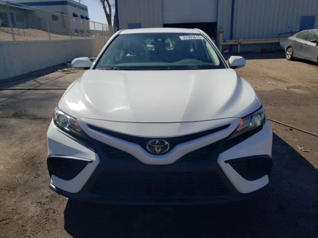 4T1G11AK9PU744535 - 2023 TOYOTA CAMRY SE NIGHT SHADE WHITE photo 5