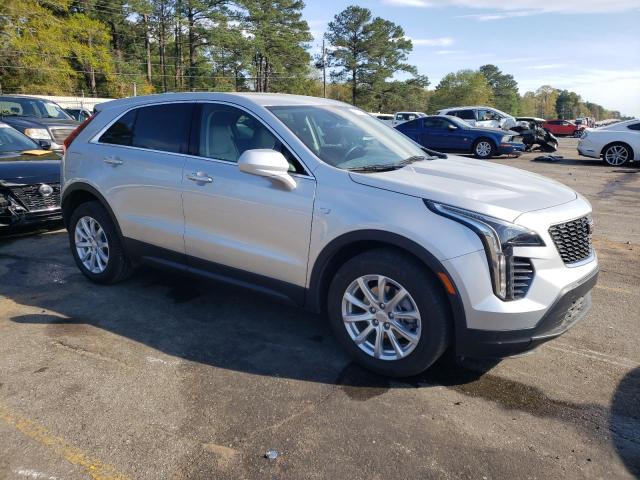 1GYAZAR46MF070993 - 2021 CADILLAC XT4 LUXURY SILVER photo 4