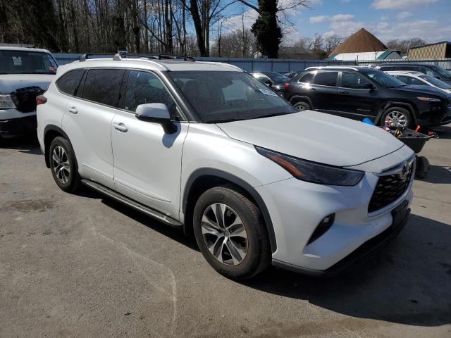 5TDHZRBHXNS189115 - 2022 TOYOTA HIGHLANDER XLE WHITE photo 4