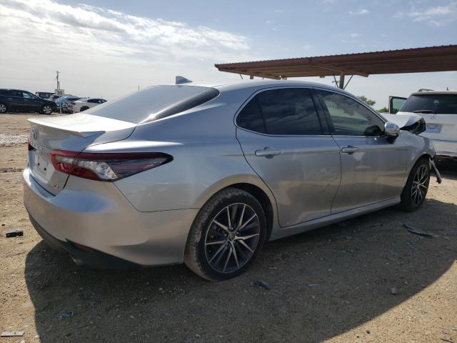 4T1F11AK3NU065370 - 2022 TOYOTA CAMRY XLE SILVER photo 3