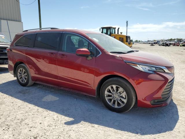 5TDKRKEC3NS077785 - 2022 TOYOTA SIENNA LE RED photo 4