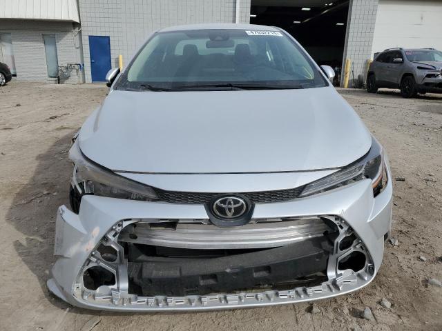 5YFEPMAE6MP247294 - 2021 TOYOTA COROLLA LE SILVER photo 5