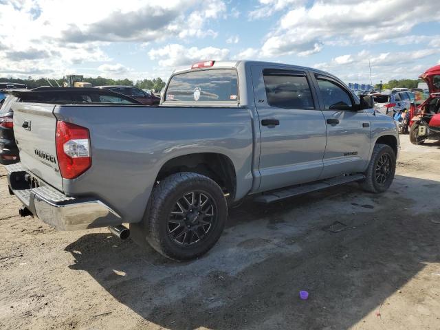 5TFDW5F14JX769381 - 2018 TOYOTA TUNDRA CREWMAX SR5 GRAY photo 3