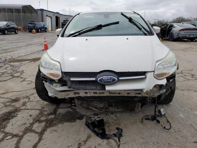 1FAHP3M25CL413746 - 2012 FORD FOCUS SEL WHITE photo 5