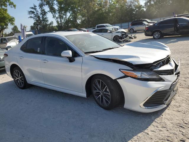 4T1F11AK8MU436277 - 2021 TOYOTA CAMRY XLE WHITE photo 4