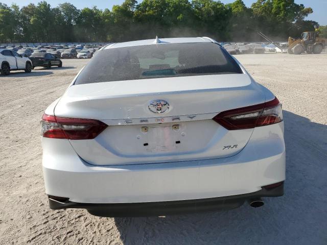 4T1F11AK8MU436277 - 2021 TOYOTA CAMRY XLE WHITE photo 6