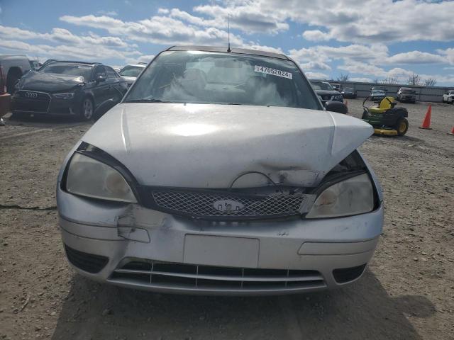 1FAFP34N85W111855 - 2005 FORD FOCUS ZX4 SILVER photo 5