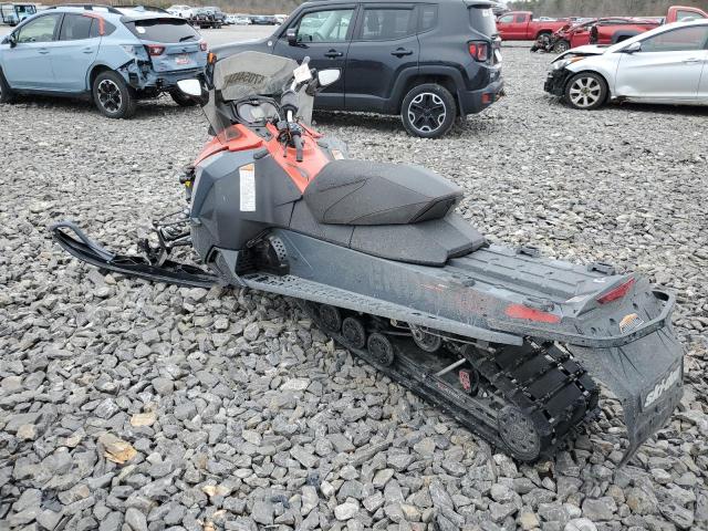 2BPSUBJA6JV000194 - 2018 SKI DOO RENEGADE RED photo 3