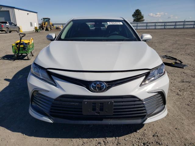 4T1C11BKXRU114507 - 2024 TOYOTA CAMRY LE WHITE photo 5