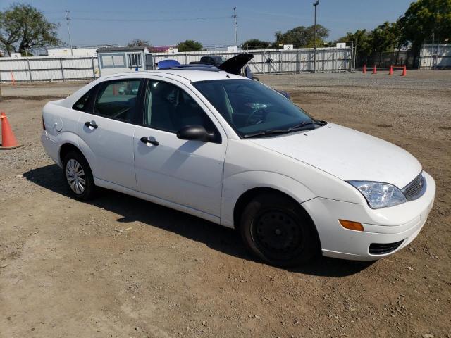 1FAHP34N75W265014 - 2005 FORD FOCUS ZX4 WHITE photo 4