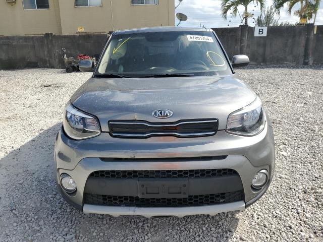 KNDJP3A56K7010585 - 2019 KIA SOUL + GRAY photo 5