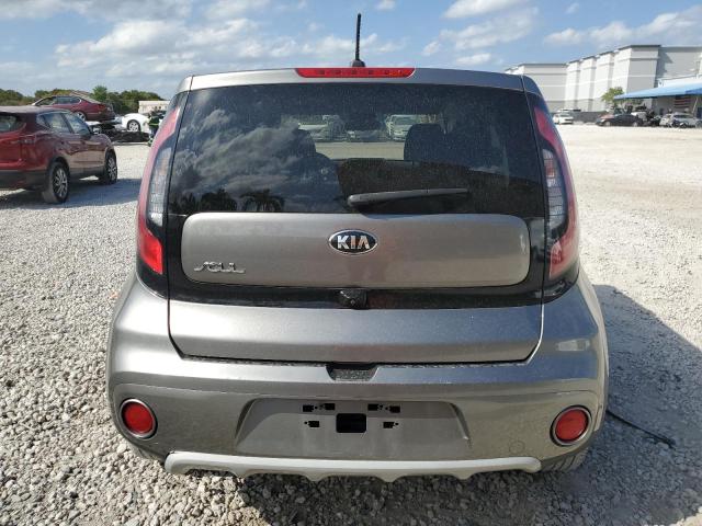 KNDJP3A56K7010585 - 2019 KIA SOUL + GRAY photo 6