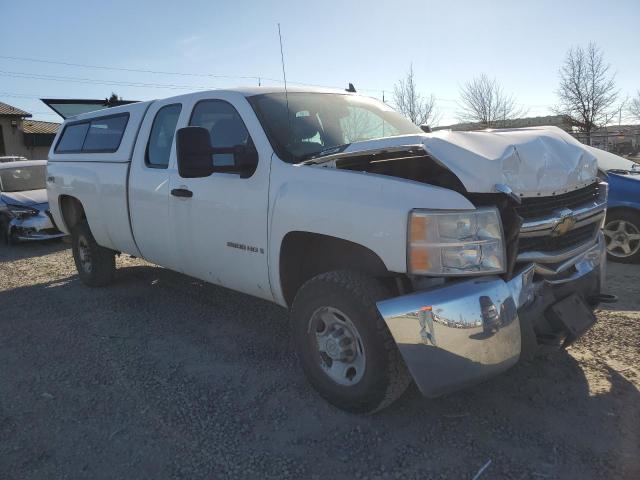 1GCHK29K68E109672 - 2008 CHEVROLET SILVERADO K2500 HEAVY DUTY WHITE photo 4