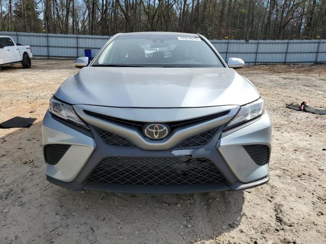 4T1G11AK5LU858140 - 2020 TOYOTA CAMRY SE Күміс фото 5