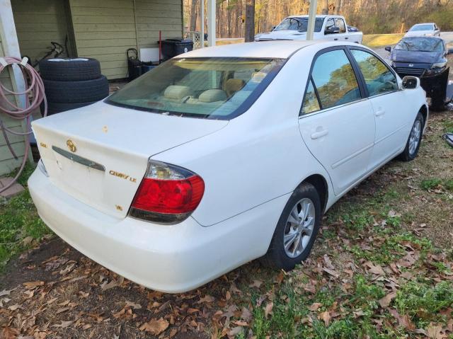 4T1BF32K25U607522 - 2005 TOYOTA CAMRY LE WHITE photo 4