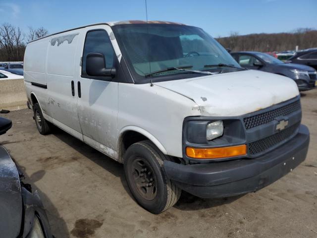 1GCGG29U571250219 - 2007 CHEVROLET EXPRESS G2 WHITE photo 4