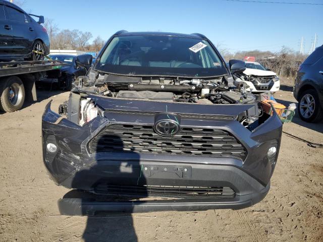 2T3A1RFVXLW117951 - 2020 TOYOTA RAV4 XLE PREMIUM GRAY photo 5