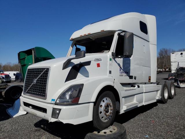 4V4NC9EGXDN136611 - 2013 VOLVO VN VNL WHITE photo 2