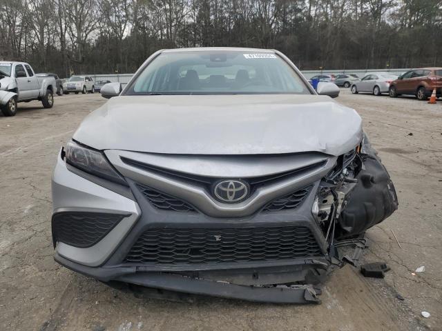 4T1G11AKXMU409716 - 2021 TOYOTA CAMRY SE SILVER photo 5