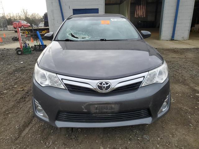 4T1BK1FK6EU552454 - 2014 TOYOTA CAMRY SE GRAY photo 5