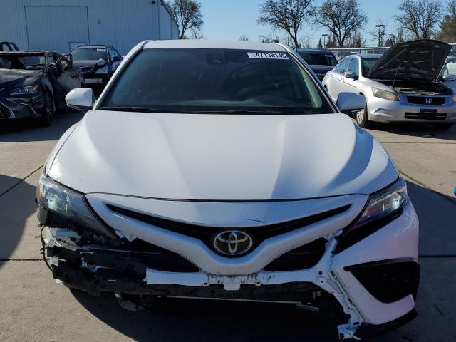 4T1G11AK1RU191513 - 2024 TOYOTA CAMRY SE NIGHT SHADE WHITE photo 5