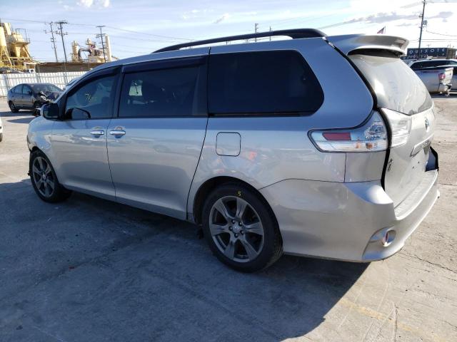 5TDXZ3DC3HS858890 - 2017 TOYOTA SIENNA SE SILVER photo 2