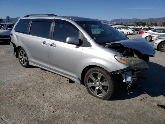 5TDXZ3DC3HS858890 - 2017 TOYOTA SIENNA SE SILVER photo 4