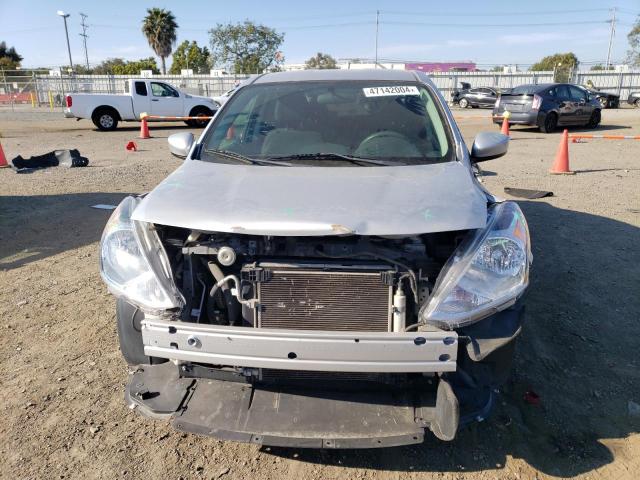 3N1CN7AP0HL875826 - 2017 NISSAN VERSA S SILVER photo 5