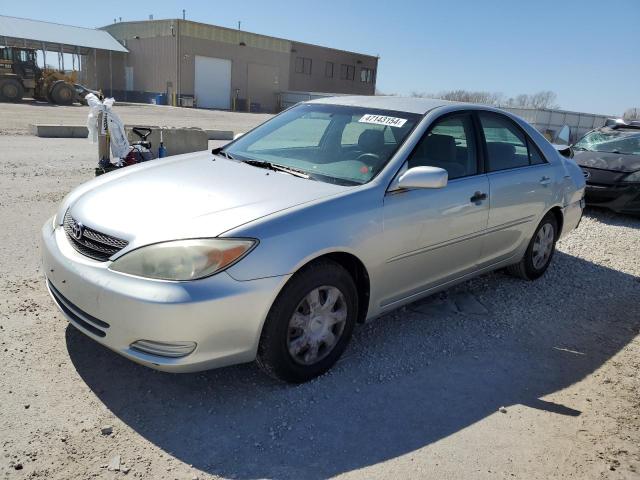 JTDBE32K320010888 - 2002 TOYOTA CAMRY LE SILVER photo 1
