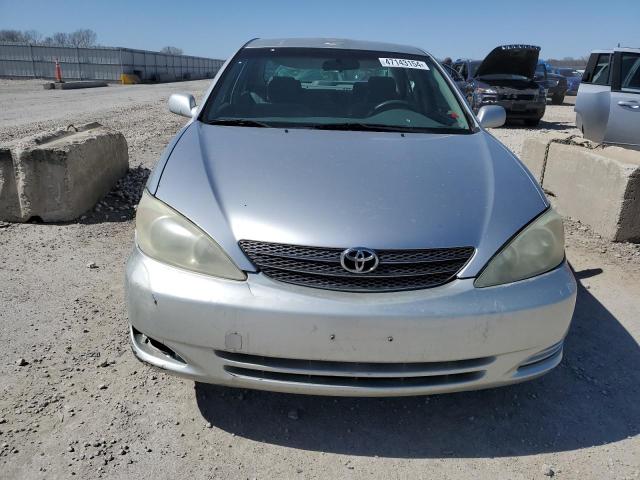 JTDBE32K320010888 - 2002 TOYOTA CAMRY LE SILVER photo 5