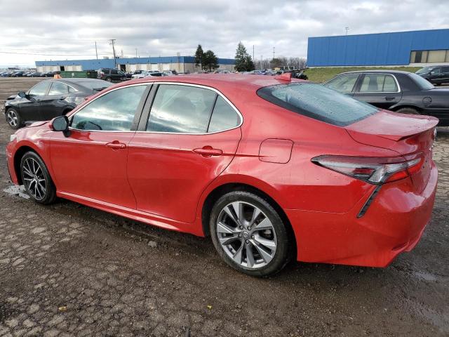 4T1G11AK6MU466768 - 2021 TOYOTA CAMRY SE RED photo 2