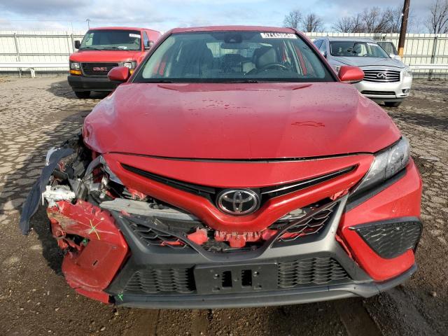 4T1G11AK6MU466768 - 2021 TOYOTA CAMRY SE RED photo 5