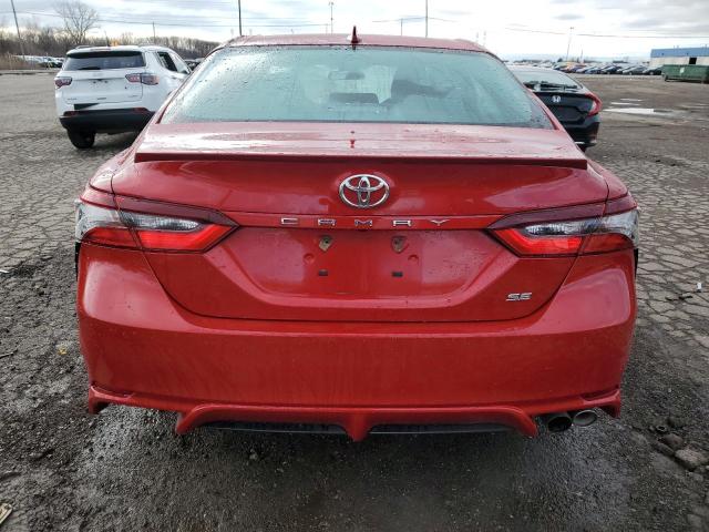 4T1G11AK6MU466768 - 2021 TOYOTA CAMRY SE RED photo 6