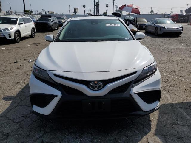 4T1G11AK7RU865065 - 2024 TOYOTA CAMRY SE NIGHT SHADE WHITE photo 5