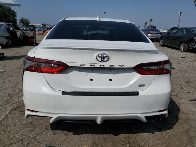 4T1G11AK7RU865065 - 2024 TOYOTA CAMRY SE NIGHT SHADE WHITE photo 6