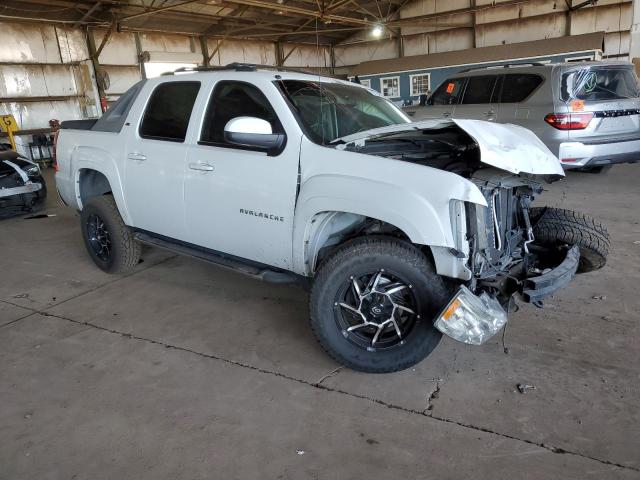 3GNTKFE31BG375981 - 2011 CHEVROLET AVALANCHE LT WHITE photo 4