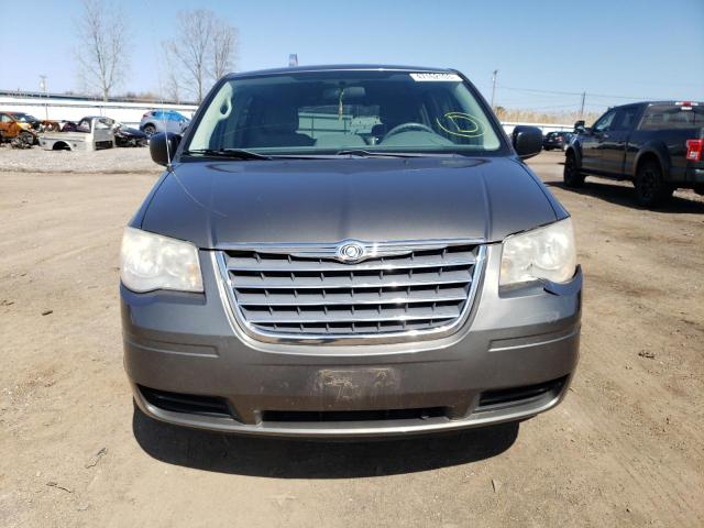 2A4RR2D13AR365611 - 2010 CHRYSLER TOWN & COU LX GRAY photo 5