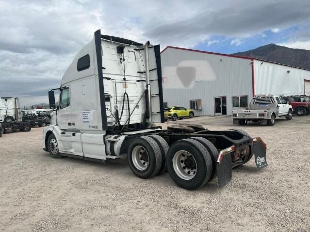 4V4NC9TH3DN130015 - 2013 VOLVO VN VNL WHITE photo 3