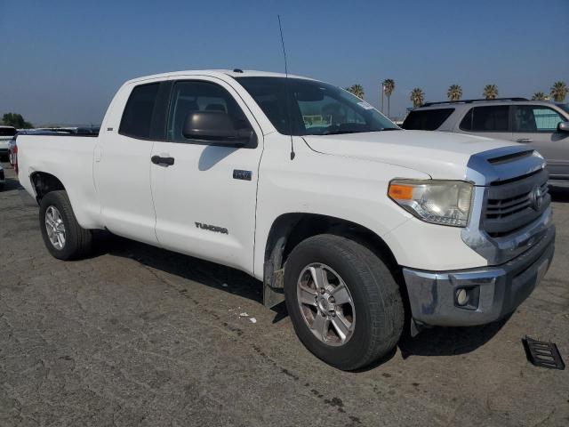 5TFRY5F18FX185928 - 2015 TOYOTA TUNDRA DOUBLE CAB SR/SR5 WHITE photo 4