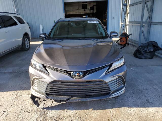 4T1C11AK5NU647683 - 2022 TOYOTA CAMRY LE GRAY photo 5