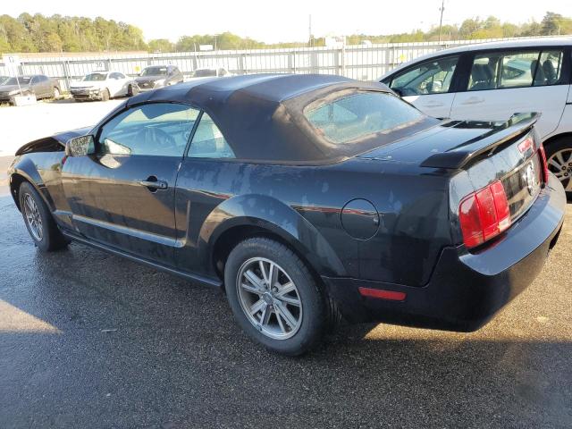 1ZVFT84N955252522 - 2005 FORD MUSTANG BLACK photo 2
