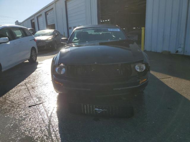 1ZVFT84N955252522 - 2005 FORD MUSTANG BLACK photo 5
