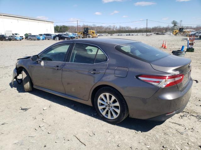 4T1B11HK4JU598004 - 2018 TOYOTA CAMRY L GRAY photo 2