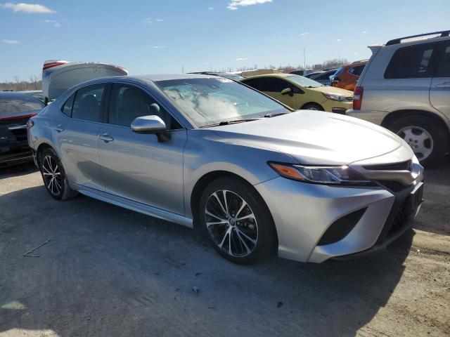 4T1B11HK4JU674126 - 2018 TOYOTA CAMRY L SILVER photo 4