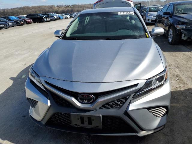 4T1B11HK4JU674126 - 2018 TOYOTA CAMRY L SILVER photo 5