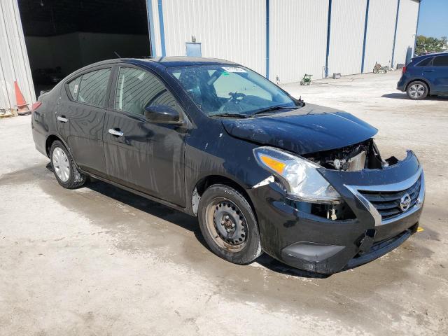 3N1CN7AP0JL825501 - 2018 NISSAN VERSA S BLACK photo 4